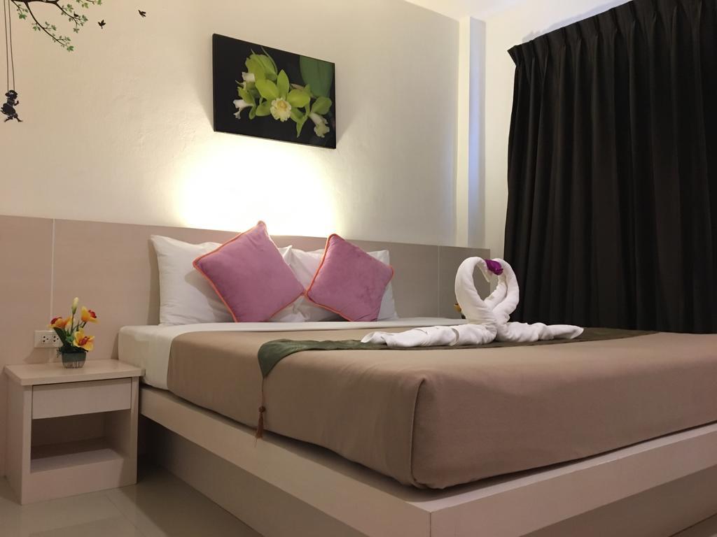 Phuthara Hostel Phuket Extérieur photo