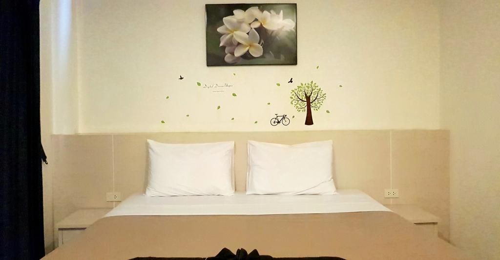 Phuthara Hostel Phuket Extérieur photo