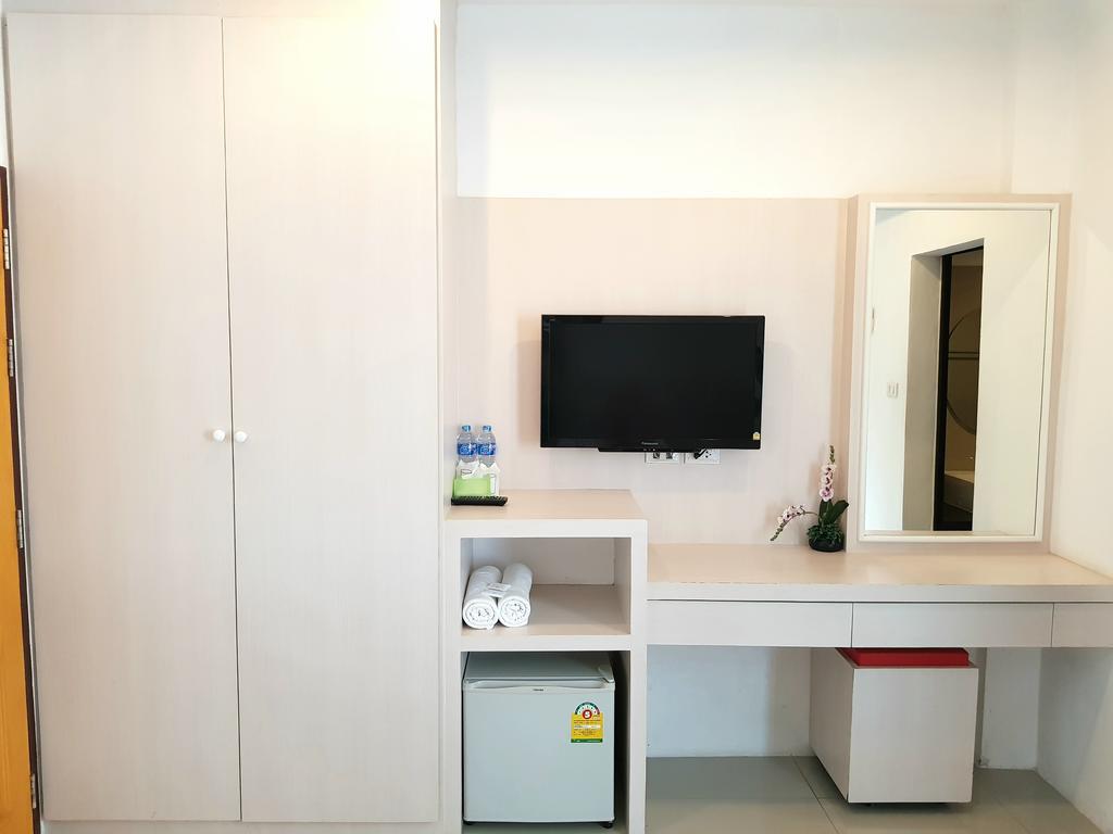 Phuthara Hostel Phuket Extérieur photo