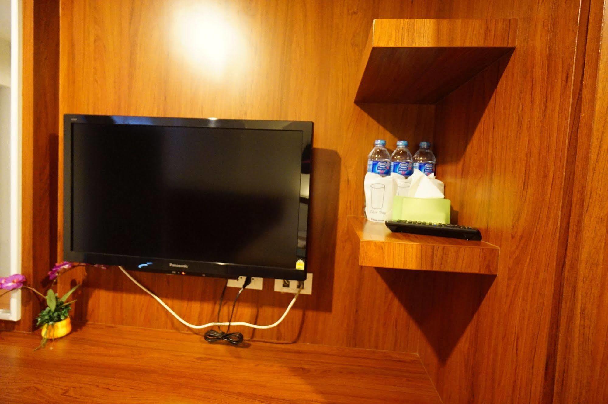 Phuthara Hostel Phuket Extérieur photo