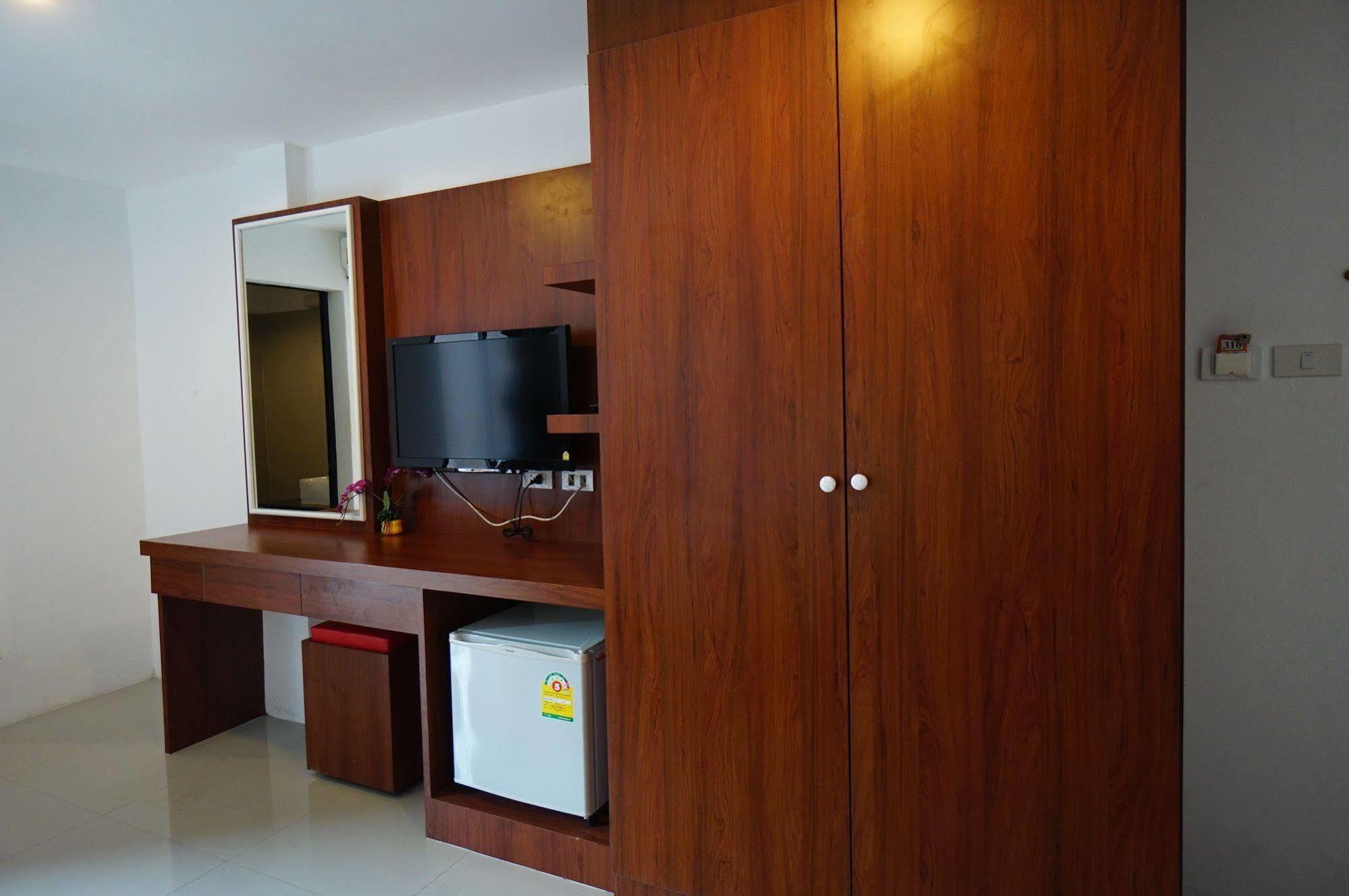 Phuthara Hostel Phuket Extérieur photo