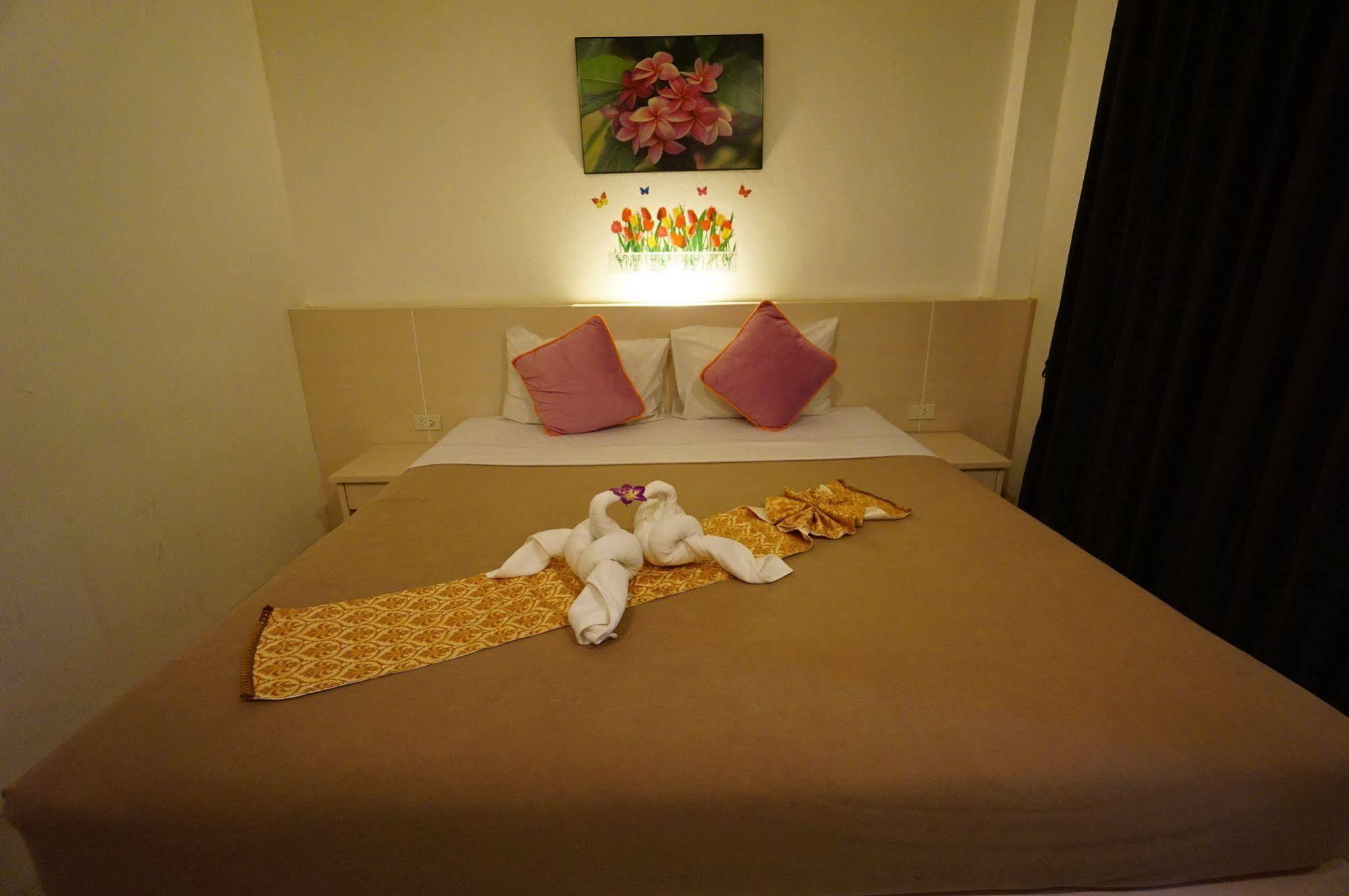 Phuthara Hostel Phuket Extérieur photo