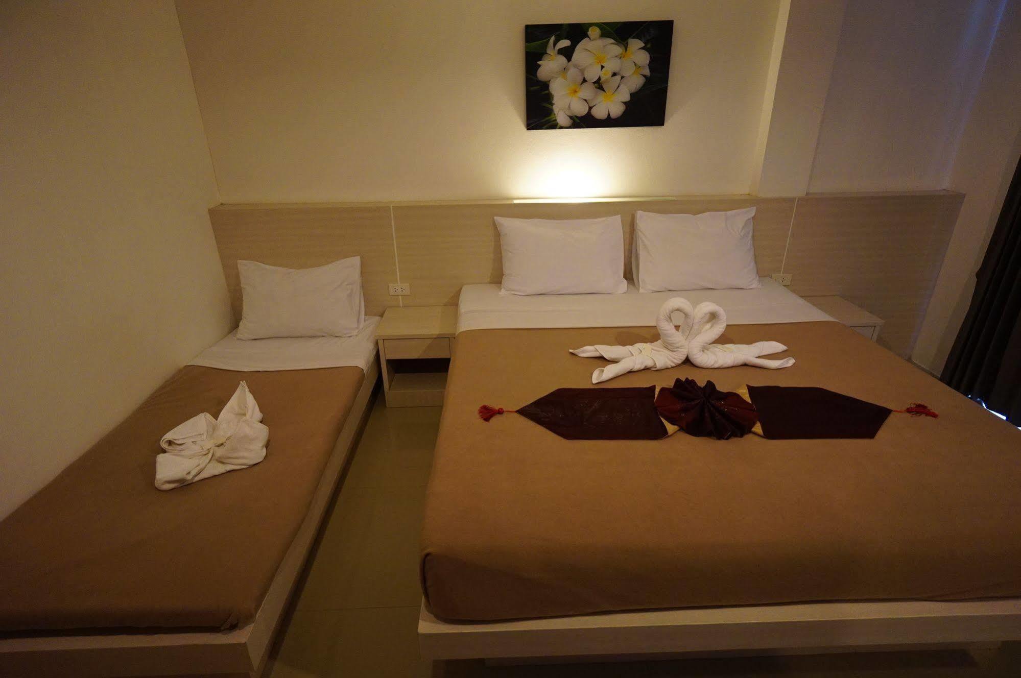 Phuthara Hostel Phuket Extérieur photo