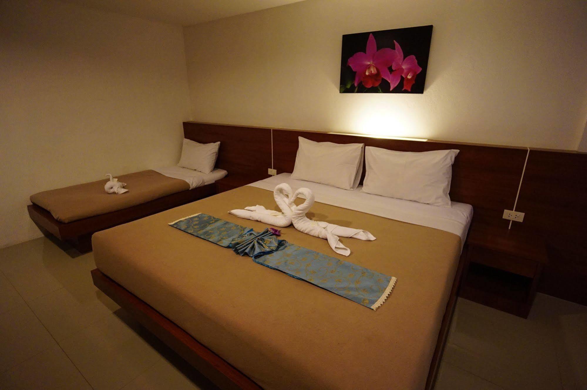 Phuthara Hostel Phuket Extérieur photo